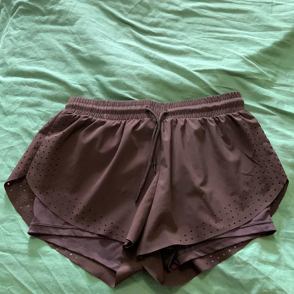 Lululemon black athletic shorts with built in spandex size medium gently used🦋
